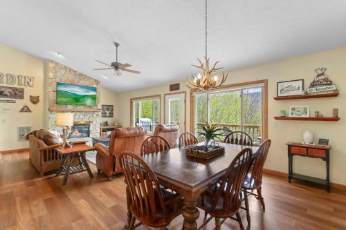 129 Lower Grouse Ridge Rd by Carolina Stays in Beech Mountain, USA