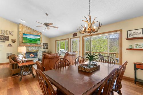 129 Lower Grouse Ridge Rd by Carolina Stays in Beech Mountain, USA