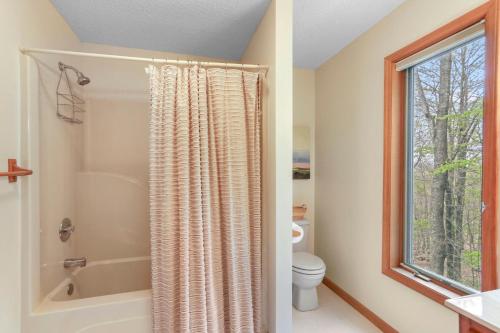 129 Lower Grouse Ridge Rd by Carolina Stays in Beech Mountain, USA