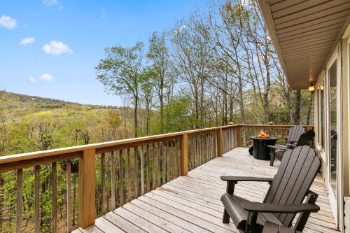 129 Lower Grouse Ridge Rd by Carolina Stays in Beech Mountain, USA