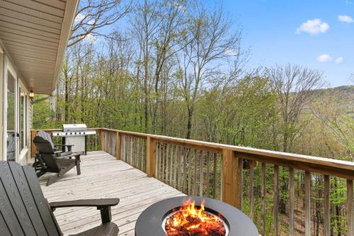 129 Lower Grouse Ridge Rd by Carolina Stays in Beech Mountain, USA
