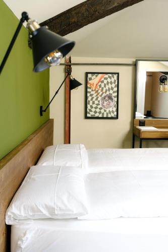 1 queen bed, 2 bunk beds