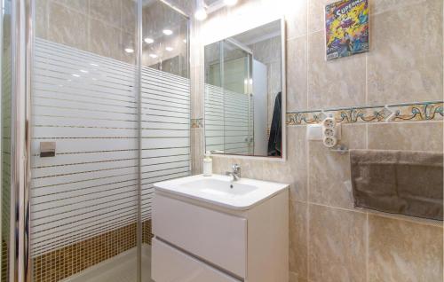 Amazing apartment in Los Arenales del Sol with Outdoor swimming pool WiFi and 2 Bedrooms - image 6