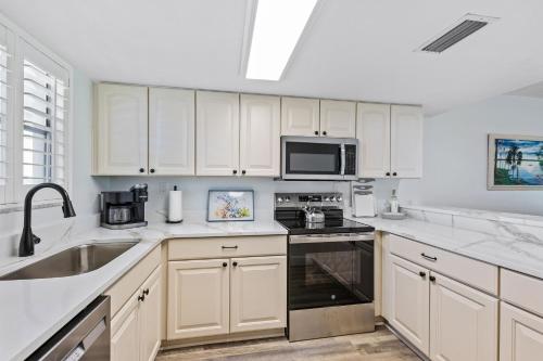 Family Friendly Ground Floor Condo on Car Free Beach - Surfside 108 in Edgewater, USA