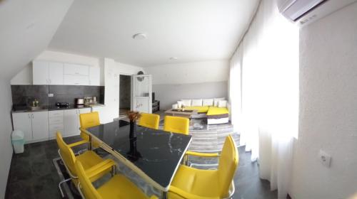 . Apartmani Romansa Perucac