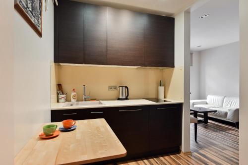 Konyha, Modern Studio-apartment in the centre in Grinzinkalns (történelmi dolgozók negyede)