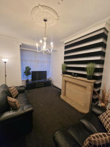 Facilities, Free Parking at this Stylish Terraced House in Bradford, with views of hillside in Shipley