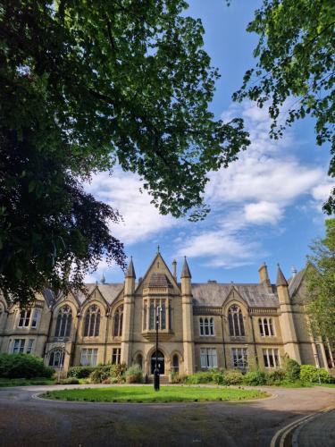 Facilities, Free Parking at this Stylish Terraced House in Bradford, with views of hillside in Shipley
