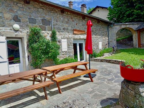 GITE DE GROUPE 160m2, 15p, salle de reception, jardin, terrasse in Saint Cirgues En Montagne