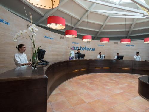 ล็อบบี้, แบลลู คลับ (BelleVue Club) in อัลกูเดีย