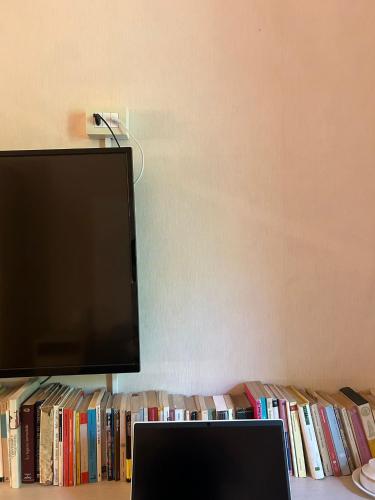 Bed And Books - image 2