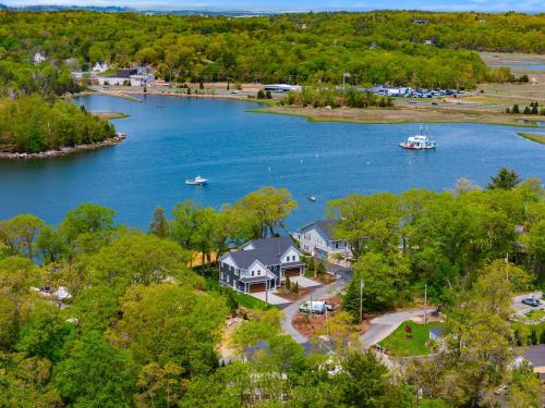 Waterfront Luxury Vacation Rental in Gloucester, USA