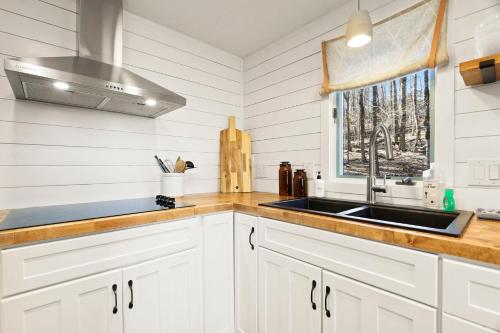 205 Spring Branch Rd by Carolina Stays in Beech Mountain, USA