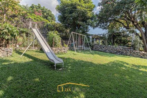 Amplia & cómoda casa, alberca, jardín y una vista fenomenal