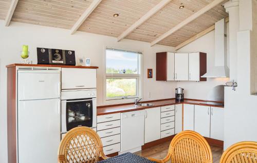 Kitchen, Three-Bedroom Holiday Home In Thisted in Norre Vorupor