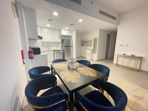 ห้องครัว, Luxe & Comfy Madinat Jumeirah - Apartment with Scenic Views - Pool Managed by SunnyHomes near ซูค มาดินัต จูไมราห์