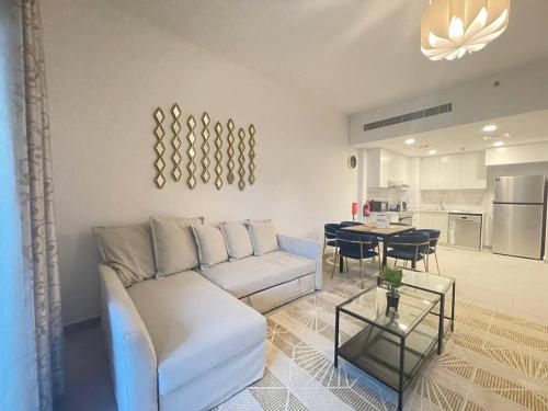 ห้องครัว, Luxe & Comfy Madinat Jumeirah - Apartment with Scenic Views - Pool Managed by SunnyHomes near ซูค มาดินัต จูไมราห์