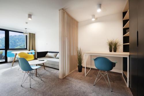 2 twin beds, 1 sofa bed