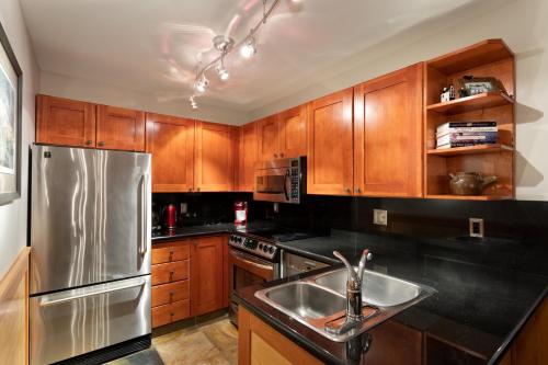 Stoneridge 27 | Cozy Townhome w/ Ski-in-Ski-Out Access, Hot Tub, Parking in Whistler, Canada