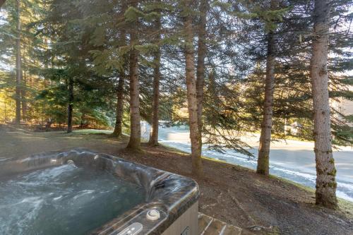 Stoneridge 27 | Cozy Townhome w/ Ski-in-Ski-Out Access, Hot Tub, Parking in Whistler, Canada