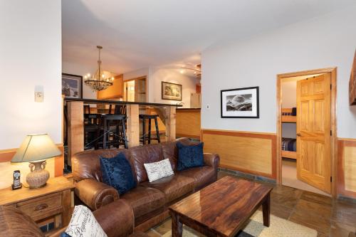 Stoneridge 27 | Cozy Townhome w/ Ski-in-Ski-Out Access, Hot Tub, Parking in Whistler, Canada