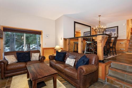Stoneridge 27 | Cozy Townhome w/ Ski-in-Ski-Out Access, Hot Tub, Parking in Whistler, Canada