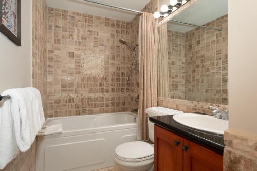 Stoneridge 27 | Cozy Townhome w/ Ski-in-Ski-Out Access, Hot Tub, Parking in Whistler, Canada