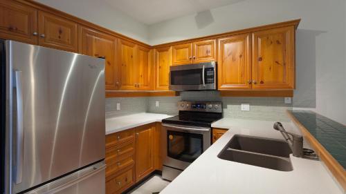Painted Cliff 31 | Ski-In Ski-Out Townhome close to Upper Village w/ Hot Tub & Parking in Whistler, Canada