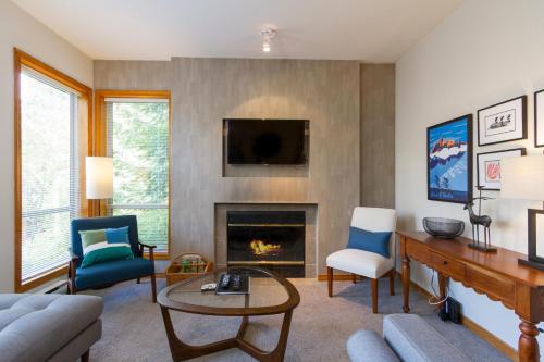 Painted Cliff 31 | Ski-In Ski-Out Townhome close to Upper Village w/ Hot Tub & Parking in Whistler, Canada