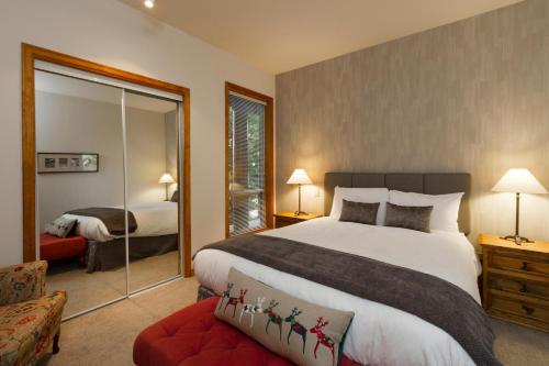 Painted Cliff 31 | Ski-In Ski-Out Townhome close to Upper Village w/ Hot Tub & Parking in Whistler, Canada