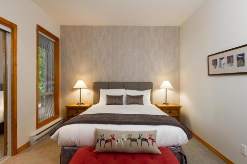 Painted Cliff 31 | Ski-In Ski-Out Townhome close to Upper Village w/ Hot Tub & Parking in Whistler, Canada