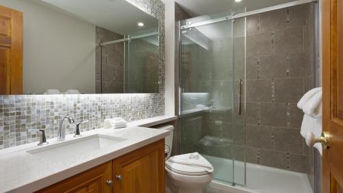 Painted Cliff 31 | Ski-In Ski-Out Townhome close to Upper Village w/ Hot Tub & Parking in Whistler, Canada