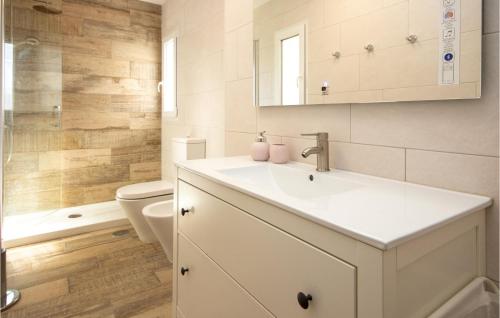 Two-Bedroom Apartment in Riviera del Sol - image 5