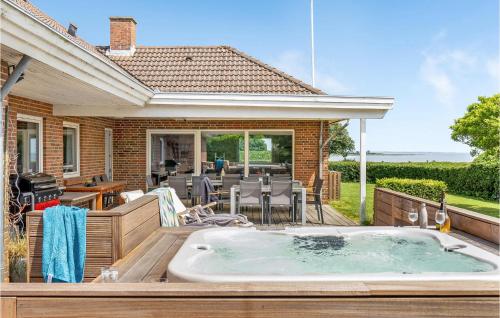 Hot tub, Beautiful Home In Haderslev With Wifi in Arosund