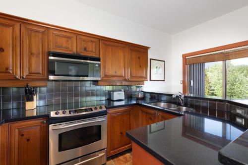 Blackcomb Greens 31 | Cozy & Bright Unit, Shuttle to Gondola, Shared Hot tub in Whistler, Canada
