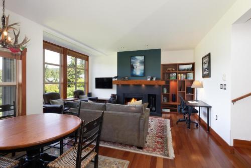 Blackcomb Greens 31 | Cozy & Bright Unit, Shuttle to Gondola, Shared Hot tub in Whistler, Canada