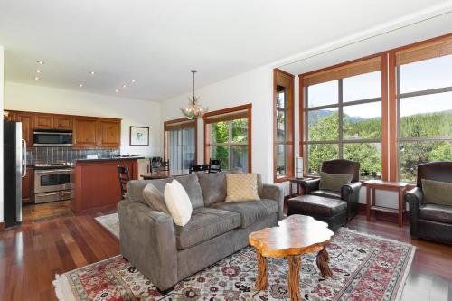 Blackcomb Greens 31 | Cozy & Bright Unit, Shuttle to Gondola, Shared Hot tub in Whistler, Canada