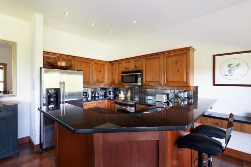 Blackcomb Greens 31 | Cozy & Bright Unit, Shuttle to Gondola, Shared Hot tub in Whistler, Canada