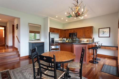 Blackcomb Greens 31 | Cozy & Bright Unit, Shuttle to Gondola, Shared Hot tub in Whistler, Canada
