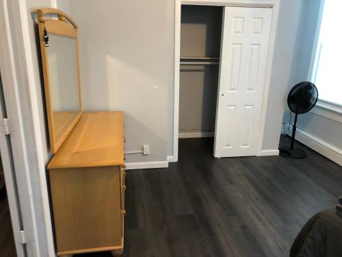 Private 2-bedroom with free parking and direct bus to NYC Manhattan only 2 blocks away in Linden (NJ)