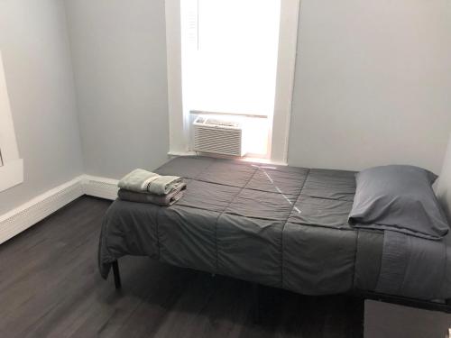 Private 2-bedroom with free parking and direct bus to NYC Manhattan only 2 blocks away in Linden (NJ)