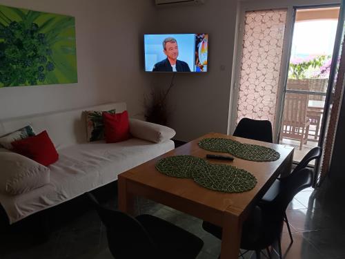 2 bedrooms, 3 beds