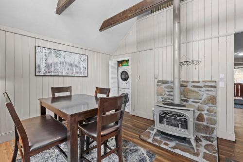 102 Skiview Ln Unit 5 by Carolina Stays in Beech Mountain, USA
