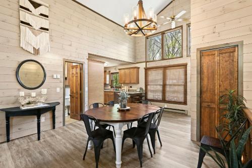 102 Bent Creek Rd by Carolina Stays in Beech Mountain, USA