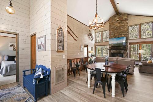 102 Bent Creek Rd by Carolina Stays in Beech Mountain, USA