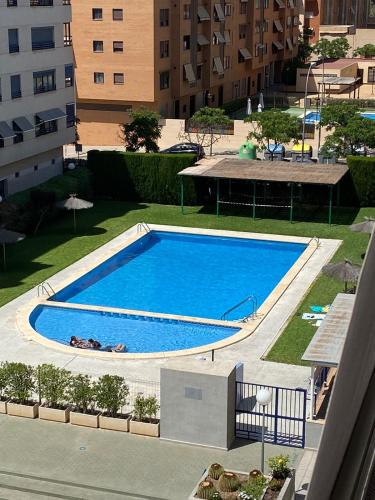Habitación en el piso con piscina