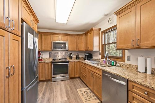 102 Bent Creek Rd by Carolina Stays in Beech Mountain, USA