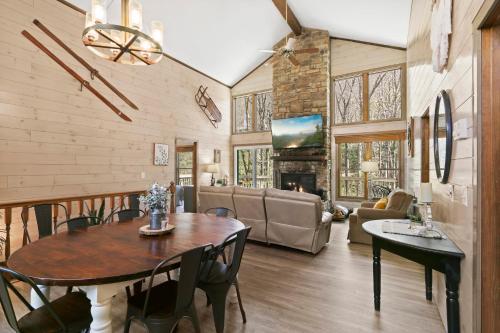 102 Bent Creek Rd by Carolina Stays in Beech Mountain, USA
