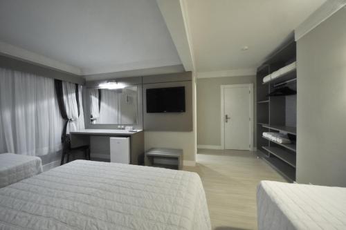 1 double bed, 2 twin beds