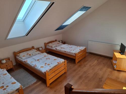 3 twin beds